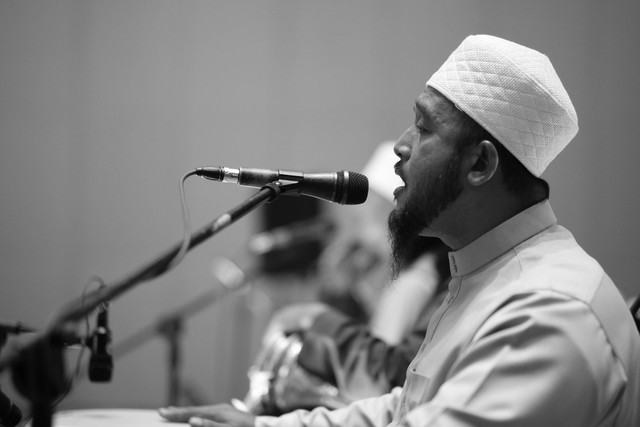 Ilustrasi seorang muslim yang melakukan ceramah tentang bahaya narkoba di kalangan remaja. Foto: Pexels