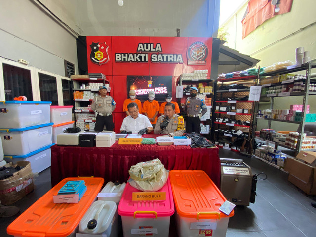 Konferensi pers pengungkapan kasus pabrik obat palsu oleh Polresta Yogyakarta pada Rabu (8/11). Foto: Dok. Polresta Yogyakarta