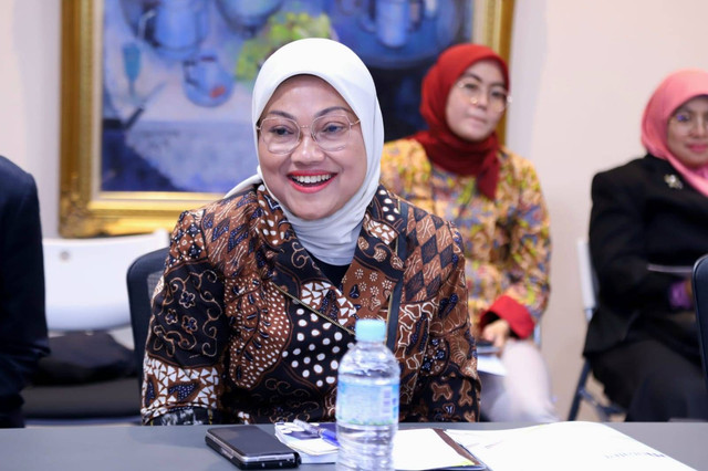 Menaker Ida Fauziyah bertemu pemagang Indonesia saat mengunjungi perusahaan industri di Nagoya, Jepang, Senin (6/11/2023). Foto: Dok. Kemnaker