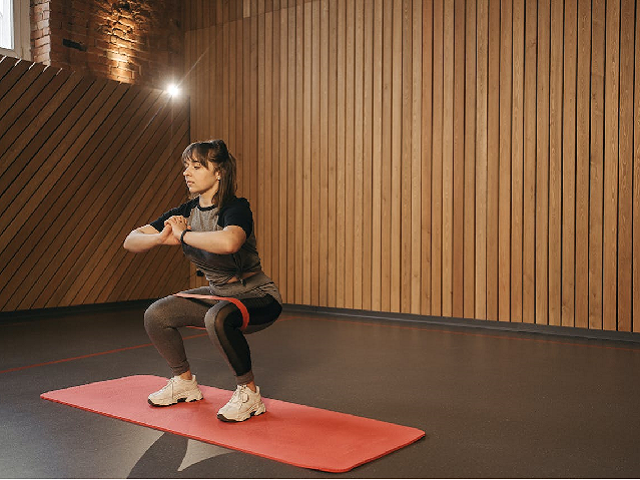 Ilustrasi cara melakukan squat thrust. Sumber: pexels.com/PavelDanilyuk.