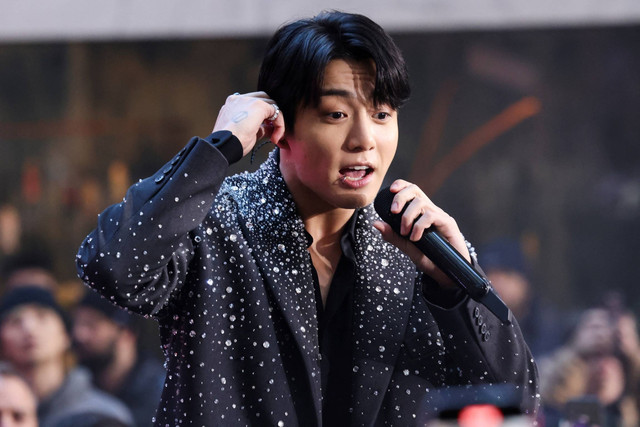 Penyanyi Jungkook dari BTS tampil di acara 'Today' NBC di Rockefeller Center New York City, AS, Rabu (8/11/2023). Foto: Caitlin Ochs/REUTERS