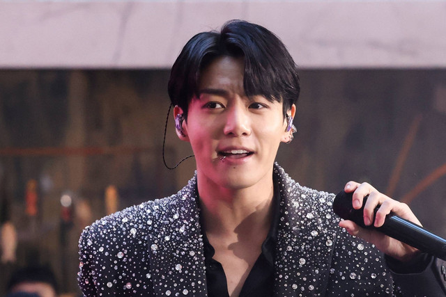 Penyanyi Jungkook dari BTS tampil di acara 'Today' NBC di Rockefeller Center New York City, AS, Rabu (8/11/2023). Foto: Caitlin Ochs/REUTERS