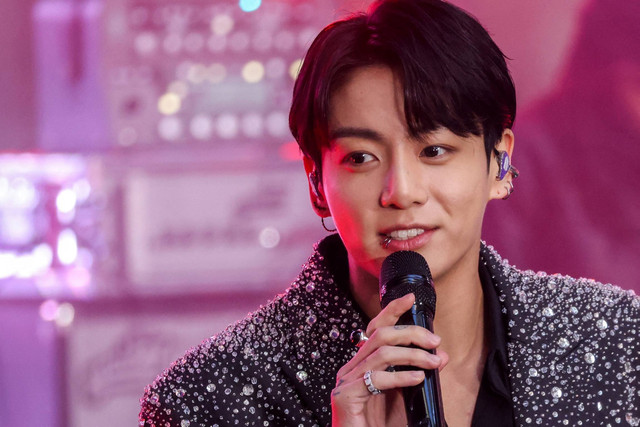 Penyanyi Jungkook dari BTS tampil di acara 'Today' NBC di Rockefeller Center New York City, AS, Rabu (8/11/2023). Foto: Caitlin Ochs/REUTERS