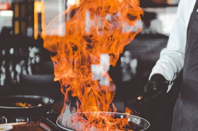 Ilustrasi teknik flambe, sumber foto: cem zaloğlu by pexels.com