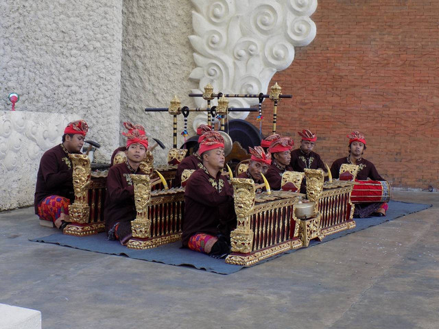 Ilustrasi pemusik daerah yang memainkan lagu Gundul-Gundul Pacul. Foto: Pixabay