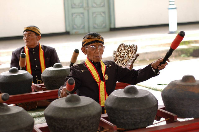 Ilustrasi memainkan tembang Jawa Gundul-Gundul Pacul. Foto: Pixabay