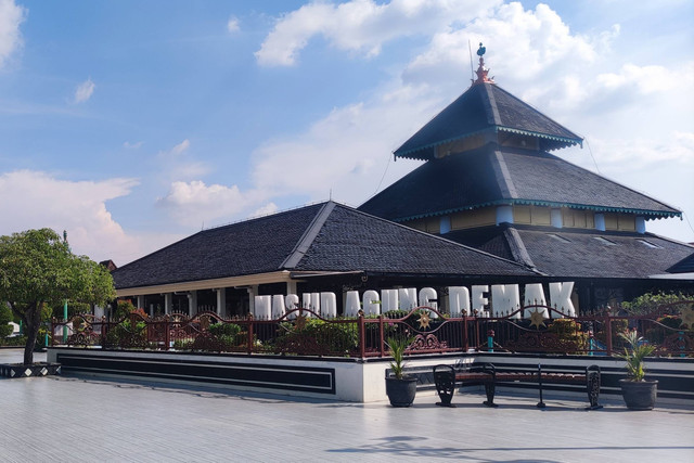 Masjid Agung Demak. Foto: livyah08/Shutterstock