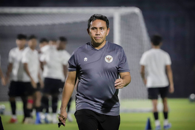 Pelatih Timnas U-17 Indonesia, Bima Sakti, saat sesi latihan di Stadion Gelora 10 November, Surabaya, Jawa Timur, Kamis (9/11/2023). Foto: Jamal Ramadhan/kumparan