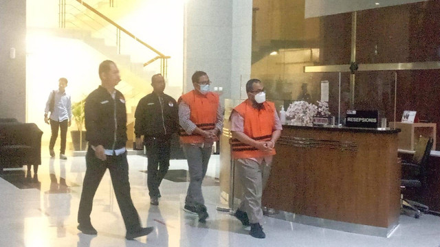 Dua tersangka kasus korupsi Ditjen Pajak, Yulmanizar dan Febrian, Anggota Tim Pemeriksa Pajak pada DJP dalam konferensi pers di Gedung KPK, Jakarta Selatan, Kamis (9/11/2023). Foto: Fadlan Nuril Fahmi/kumparan