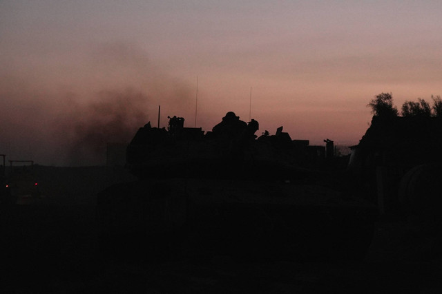 Pasukan Israel terlihat selama operasi di Gaza utara, di tengah berlanjutnya pertempuran antara Israel dan kelompok militan Palestina Hamas, pada Rabu (8/11/2023). Foto: Daphne Lemelin/AFP