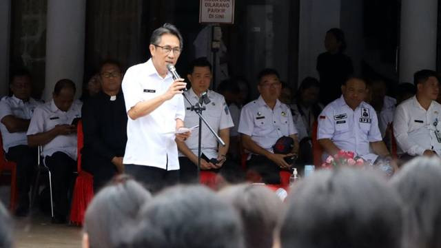 Penjabat Bupati Sitaro, Joi Eltiano B Oroh, saat memberikan sambutan pada apel bersama peringatan Hari Kesehatan Nasional.