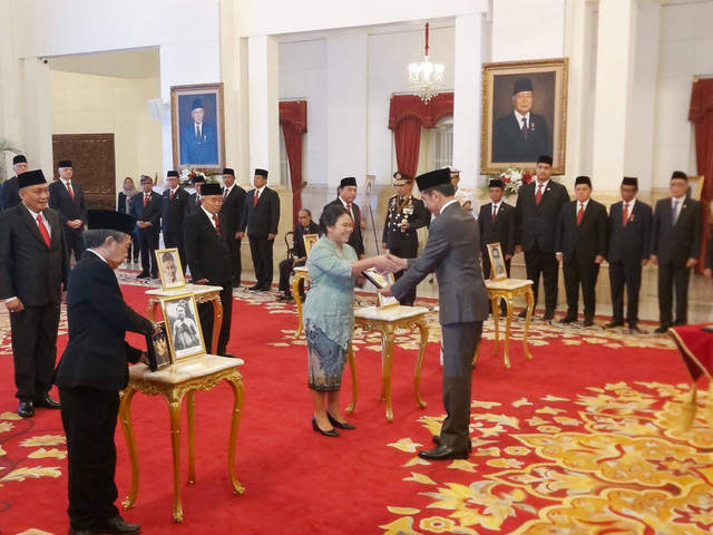 Presiden Jokowi menyerahkan gelar pahlawan nasional kepada ahli waris/perwakilan pemprov. Foto: Nadia Riso/kumparan