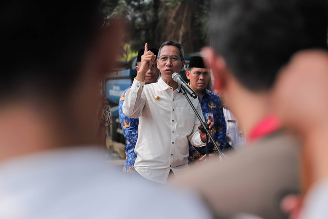 Pejabat (Pj) Gubernur DKI Jakarta Heru Budi Hartono meninjau pekerjaan pengerukan aliran sungai Ciliwung di kawasan Bidara Cina, Jakarta, Jumat (10/11). Foto: Iqbal Firdaus/kumparan