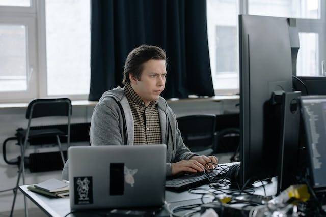 contoh software pemrograman. Sumber: pexels.com/Cottonbro Studio