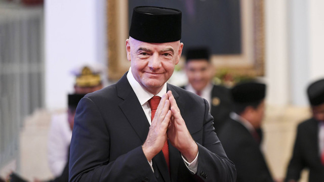Presiden FIFA Gianni Infantino menghadiri upacara pemberian tanda Bintang Jasa Pratama di Istana Negara, Jakarta, Jumat (10/11/2023). Foto: ANTARA FOTO/Hafidz Mubarak A