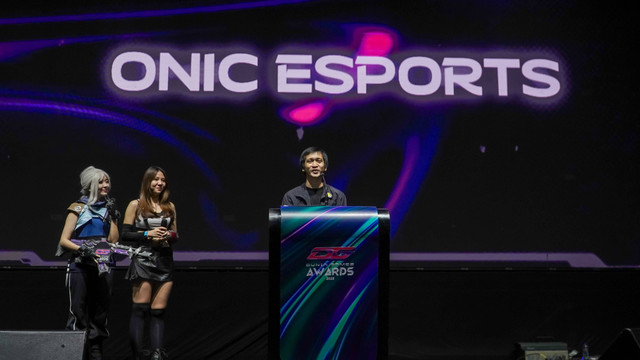Tim Onic Esports meraih penghargaan Esports Team of the Year di Dunia Games Awards 2023. Foto: Telkomsel