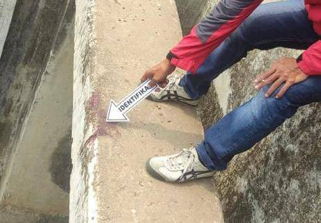 Petugas menunjukan lokasi mayat pria tanpa identitas diduga korban pembunuhan ditemukan di BKT Jakarta Timur, Jumat (10/11). Foto: Dok. Istimewa