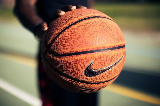 Ilustrasi empat gerakan operan (passing) pada permainan bola basket melalui atas kepala. Sumber: www.unsplash.com