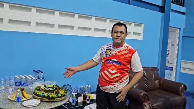 Firli Bahuri potong tumpeng di GOR badminton di Aceh. Foto: Dok. Istimewa
