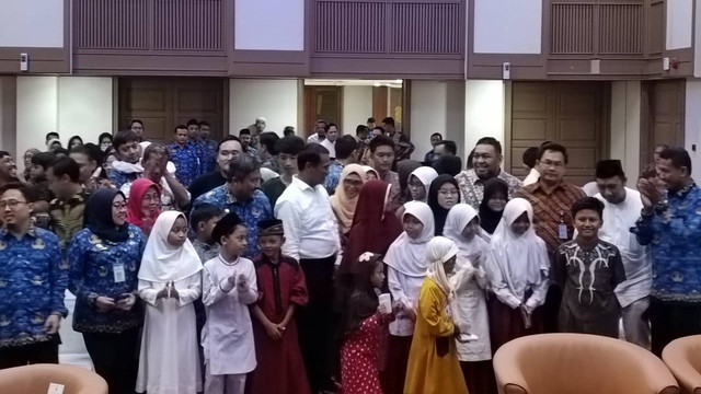 Mentan Amran Sulaiman membagikan santunan kepada yatim piatu dan janda di Kementerian Pertanian, Jakarta Selatan, Jumat (10/11/2023). Foto: Akbar Maulana/kumparan