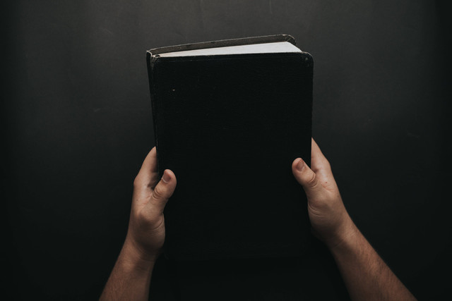 Ilustrasi kitab suci Yahudi. Foto: Pexels