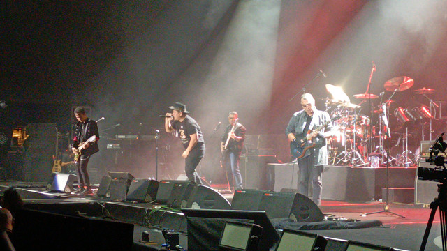 Padi Reborn buka Konser 50 Tahun God Bless di Istora Senayan, Jakarta, Jumat (10/11/2023).
Foto: Aprilandika Pratama/kumparan