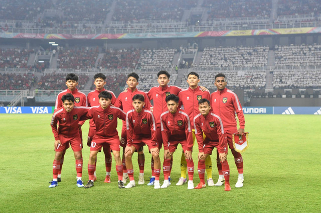 Pesepak bola timnas Indonesia berpose sebelum laga Grup A Piala Dunia U-17 2023 melawan timnas Ekuador di Stadion Gelora Bung Tomo, Surabaya, Jawa Timur, Jumat (10/11/2023). Foto: Ari Bowo Sucipto/ANTARA FOTO