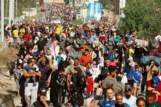 Warga Palestina yang melarikan diri dari Gaza utara bergerak ke selatan, setelah pasukan Israel mendekat ke daerah kantong tersebut, di Jalur Gaza tengah, Jumat (10/11/2023). Foto: Ibraheem Abu Mustafa/REUTERS