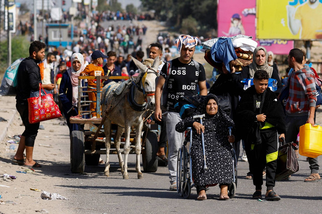 Warga Palestina yang melarikan diri dari Gaza utara bergerak ke selatan, setelah pasukan Israel mendekat ke daerah kantong tersebut, di Jalur Gaza tengah, Jumat (10/11/2023). Foto: Ibraheem Abu Mustafa/REUTERS