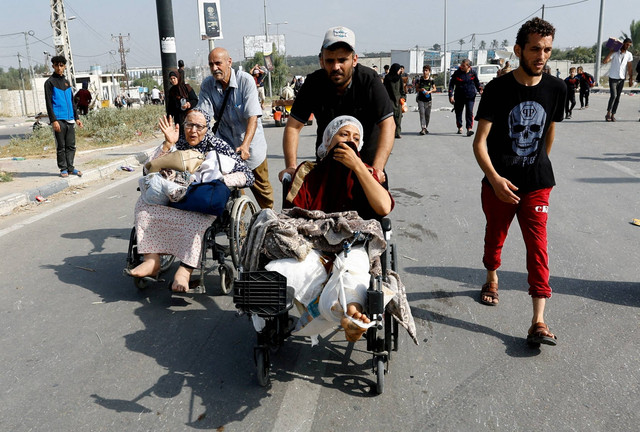 Warga Palestina yang terluka dan dirawat di rumah sakit Al Shifa, bergerak ke selatan setelah melarikan diri dari Gaza utara, di Jalur Gaza tengah, Jumat (10/11/2023). Foto: Ibraheem Abu Mustafa/REUTERS