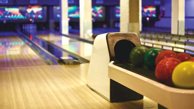 Ilustrasi Tempat Main Bowling di Jakarta. Sumber pexels-matthias-zomer