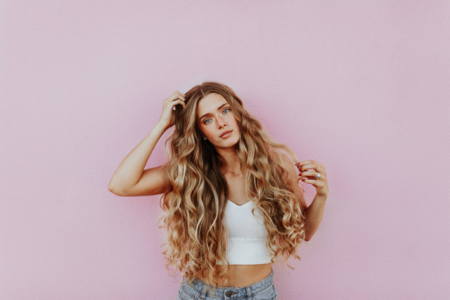 Ilustrasi Cara Mengeriting Rambut, Foto Unsplash/averie woodard