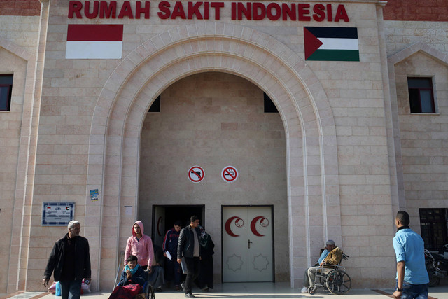 Warga Palestina berdiri di luar Rumah Sakit Indonesia di Beit Lahia di Jalur Gaza utara pada 13 Januari 2016. Foto: Mohammed Abed / AFP