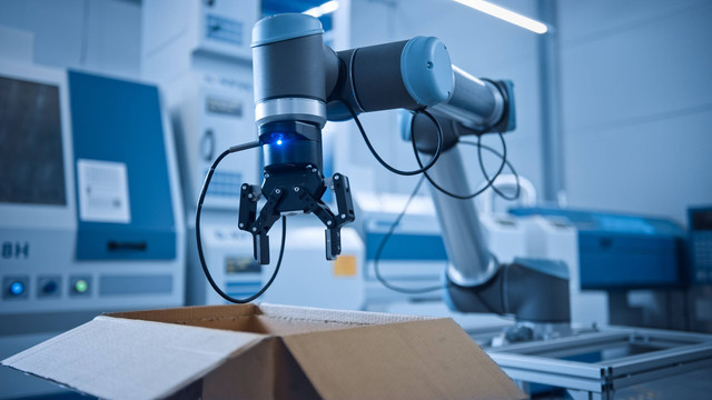 Ilustrasi tangan robotic di pabrik. Foto: Gorodenkoff/Shutterstock