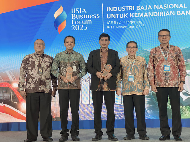 Direktur Jenderal Industri Logam, Mesin, Alat Transportasi, dan Elektronika Kementerian Perindustrian RI Taufiek Bawazier (tengah), Direktur Impor Kementerian Perdagangan RI Arif Sulistiyo, dan Chairman IISIA Purwono Widodo di IISIA Business Forum 2023. Foto Kemenperin