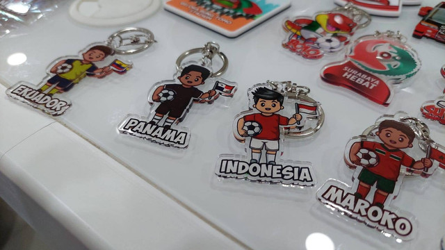 Suvenir Piala Dunia U 17 buatan UMKM di Surabaya. Foto: Masruroh/Basra