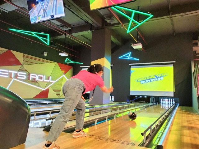 Seseorang sedang bermain bowling. Foto: M Wulan/Tugu Jogja