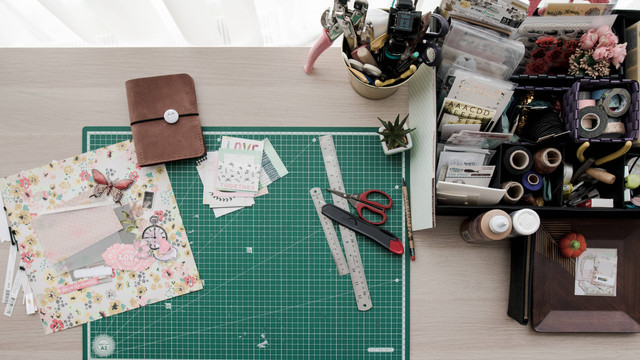 Ilustrasi Cara Membuat Teknik Kolase. Foto: Unsplash/Volodymyr Proskurovskyi