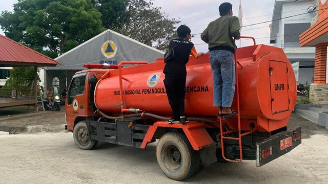 Armada tangki BPBD Sulawesi Barat untuk suplai air bersih ke rumah-rumah warga yang terdampak kekeringan. Foto: Dok. Pemprov Sulbar