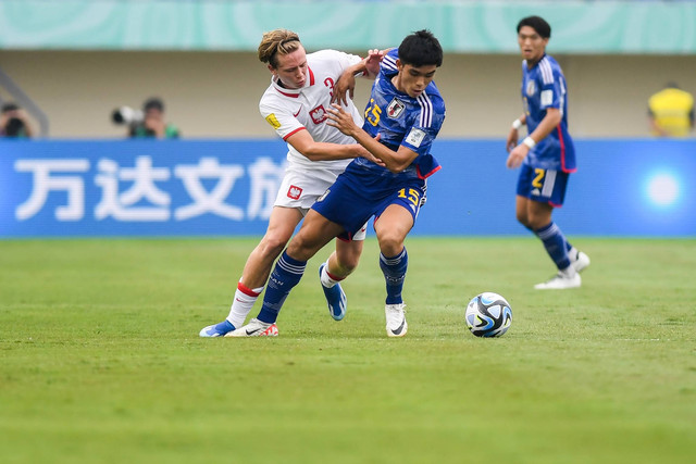 Pemain Timnas Jepang Homare Tokuda berebut bola dengan pemain Timnas Polandia Jakub Krzyzanowski saat pertandingan babak penyisihan Grup D Piala Dunia U-17 2023 di Stadion Si Jalak Harupat, Kabupaten Bandung, Jawa Barat, Sabtu (11/11/2023). Foto: M Agung Rajasa/ANTARA FOTO