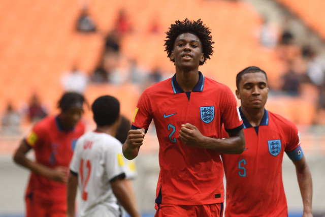 Pesepak bola Timnas Inggris Josh-Ko Acheampong (2) melakukan selebrasi usai mencetak gol ke gawang Kaledonia Baru saat laga penyisihan Grup C Piala Dunia U-17 di Jakarta International Stadium, Jakarta, Sabtu (11/11/2023). Foto: Akbar Nugroho Gumay/ANTARA FOTO