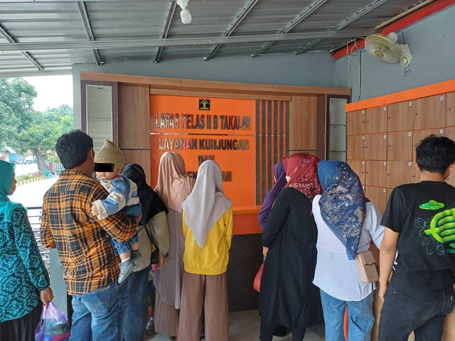 Kujungan Membludak, Petugas Lapas Takalar Tetap Beri Pelayanan Prima