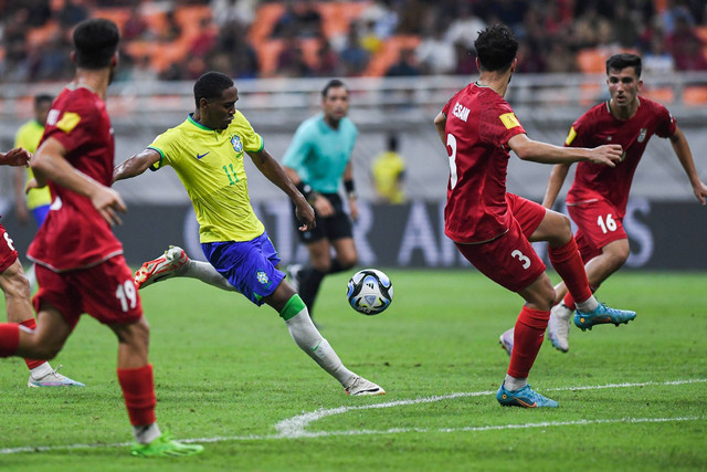 Pesepak bola Timnas Brasil Lorran (kedua kiri) menendang bola ke arah gawang Timnas Iran dalam penyisihan Grup C Piala Dunia U-17 2023 di Jakarta International Stadium, Jakarta, Sabtu (11/11/2023). Foto: Sigid Kurniawan/ANTARA FOTO