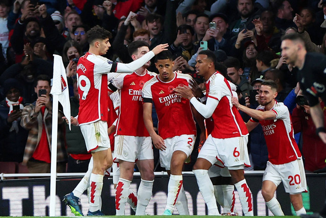 Pemain Arsenal William Saliba berselebrasi usai mencetak gol kedua mereka saat hadapi Burnley di Stadion Emirates, London, Inggris, Sabtu (11/11/2023). Foto: Toby Melville/REUTERS