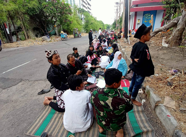 Anak-anak jalanan yang belajar baca tulis di kawasan jalan Prof Dr Moestopo Surabaya, Sabtu (11/11) sore. Foto-foto: Masruroh/Basra