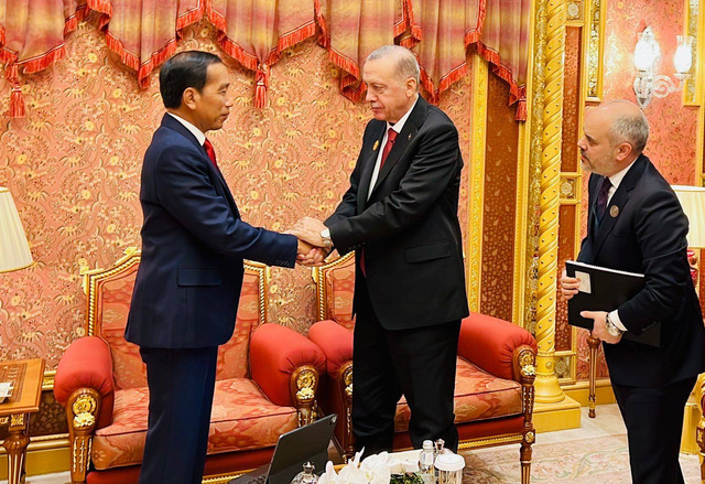 Presiden Joko Widodo melakukan pertemuan bilateral dengan Presiden Turki, Recep Tayyip Erdogan, di sela-sela Konferensi Tingkat Tinggi (KTT) Luar Biasa Organisasi Kerja Sama Islam (OKI).  Foto: Biro Pers Sekretariat Presiden