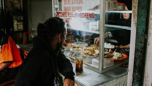 Ilustrasi Tempat Makan Dekat Stasiun Bandung. Sumber: Unsplash|Falaq Lazuardi