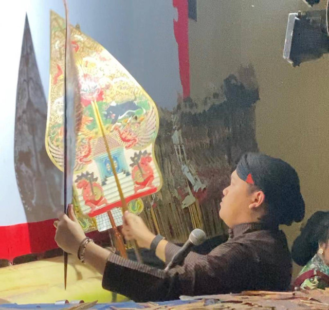 Alfian Bayu Yunantoro, Pembina Sanggar Hamiluhung yang Juga Dikenal Sebagai Pelestari Budaya Jawa di Kalbar. Foto: Yulia Ramadhiyanti/Hi!Pontianak