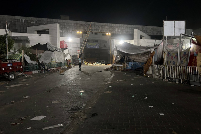 Bagian luar rumah sakit Al-Shifa di Kota Gaza pada Jumat (10/11/2023). Foto: Ismail Zanoun / AFP