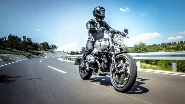  Ilustrasi Prosedur Mengendarai Sepeda Motor. Sumber: Foto Unsplash/Gerhard Siebert